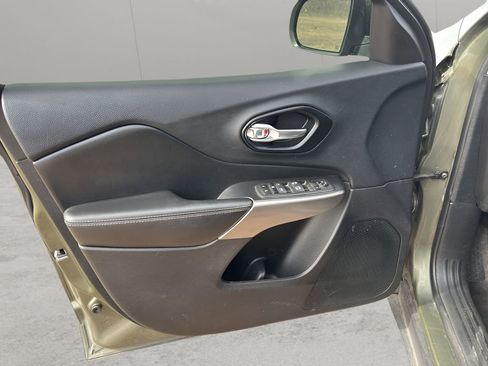 Used 2021 Jeep Cherokee Latitude Plus image 25