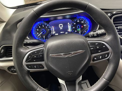 Used 2024 Chrysler Pacifica Touring-L FWD image 4