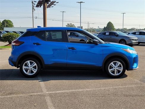 New 2025 Nissan Kicks Play S image 2