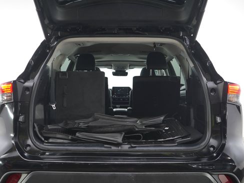 Used 2022 Toyota Highlander XLE AWD/4WD image 18