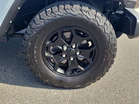 Certified 2022 Jeep Gladiator Sport AWD/4WD image 6