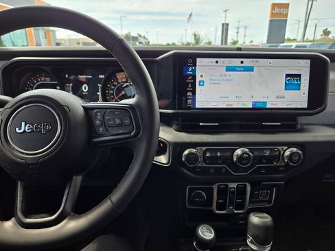 Used 2024 Jeep Gladiator Sport AWD/4WD image 10
