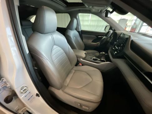 Used 2020 Toyota Highlander XLE image 26