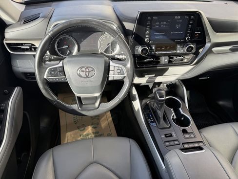 Used 2022 Toyota Highlander XLE image 17