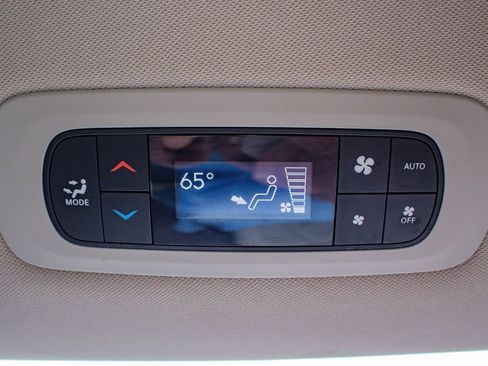 Used 2019 Chrysler Pacifica Touring-L image 34