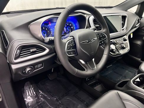 New 2026 Chrysler Pacifica Select image 12