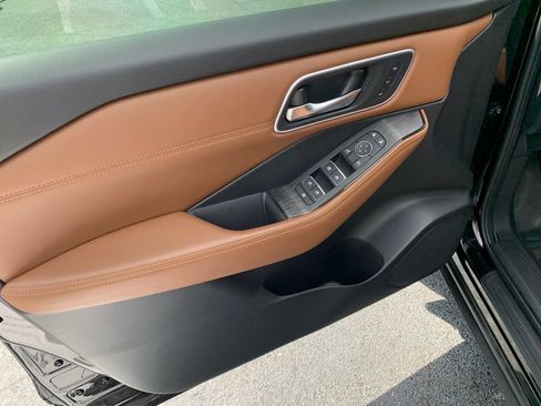 Used 2025 Nissan Rogue Platinum FWD image 18