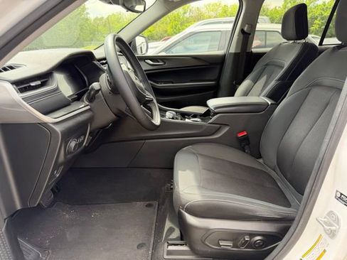 Used 2023 Jeep Grand Cherokee Laredo RWD image 10