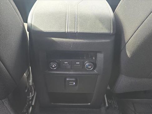 Used 2023 Chevrolet Traverse LT image 17