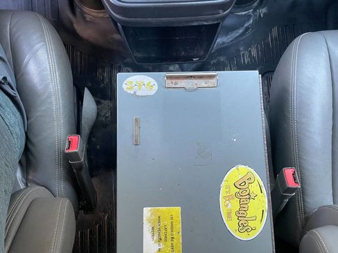 Used 2015 Chevrolet Express 2500 image 15