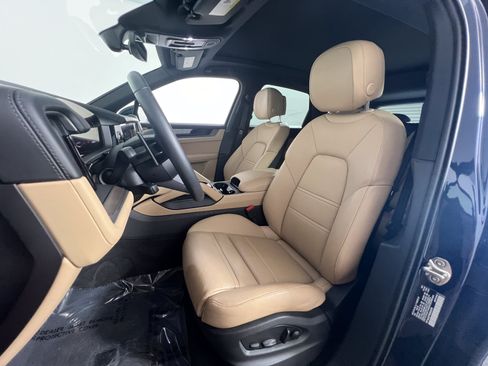 Certified 2025 Porsche Cayenne AWD/4WD image 5