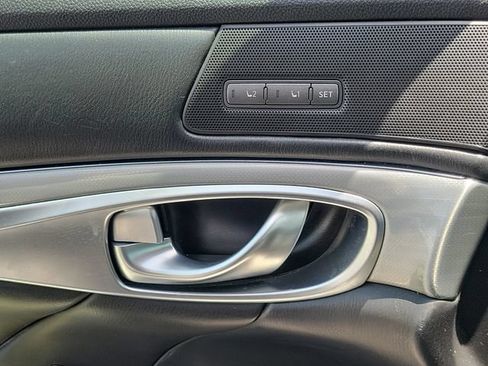 Used 2016 INFINITI Q70 3.7 RWD image 16
