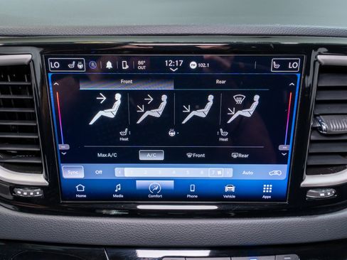 Used 2023 Chrysler Pacifica Touring-L FWD image 16
