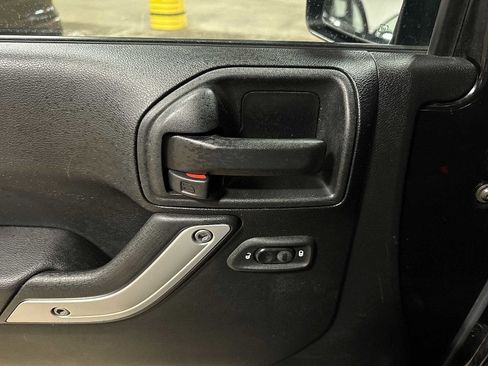 Used 2018 Jeep Wrangler Unlimited Sahara image 23