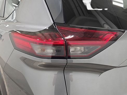 Used 2024 Nissan Rogue S AWD/4WD image 31