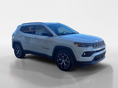Used 2024 Jeep Compass Latitude AWD/4WD image 8