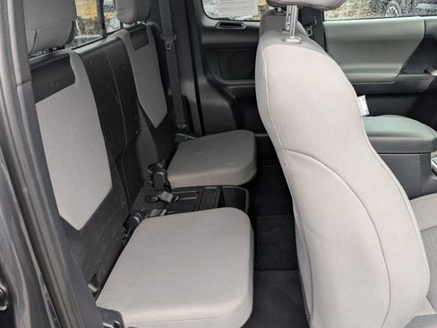 Used 2019 Toyota Tacoma SR5 w/ SR5 Appearance Package (SM) image 18