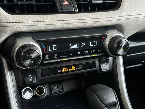 Used 2025 Toyota RAV4 XLE AWD/4WD image 19