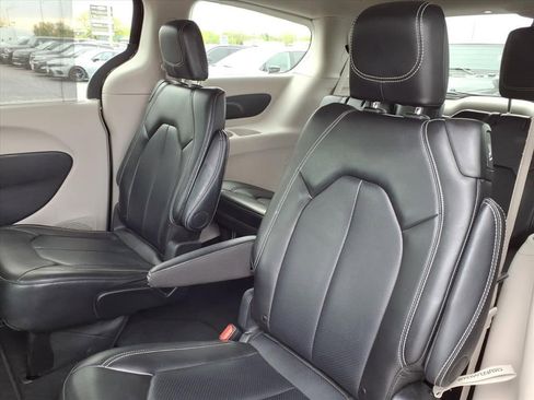 Certified 2024 Chrysler Pacifica Touring-L FWD image 11