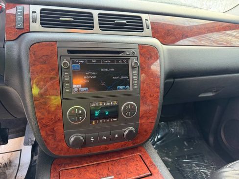 Used 2011 Chevrolet Avalanche LTZ image 19