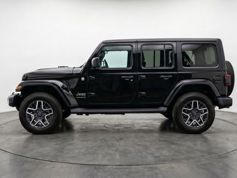 Used 2025 Jeep Wrangler Sahara image 5
