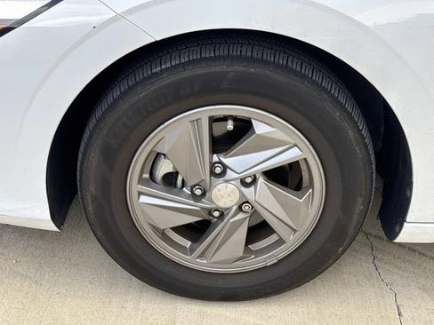 Used 2025 Hyundai Elantra SE FWD image 4
