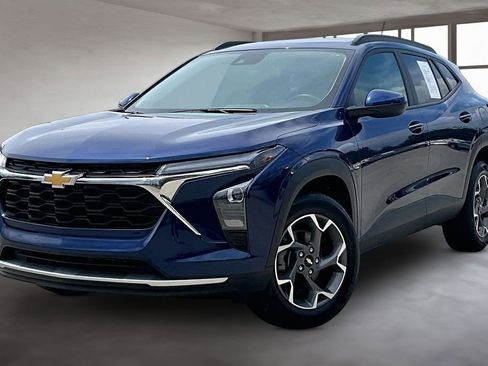 Used 2024 Chevrolet Trax LT w/ Driver Confidence Package FWD image 2