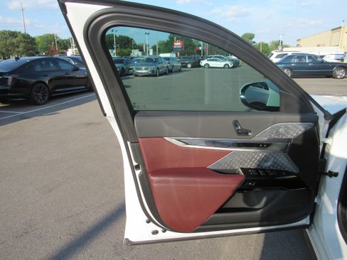 Used 2023 BMW 760i xDrive w/ Luxury Rear Seating Package AWD/4WD image 8