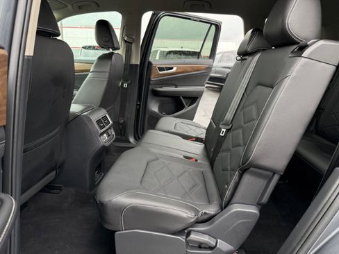 Used 2025 Volkswagen Atlas SE AWD/4WD image 17