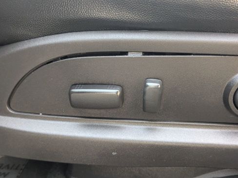 Used 2017 Chevrolet Traverse LT image 19