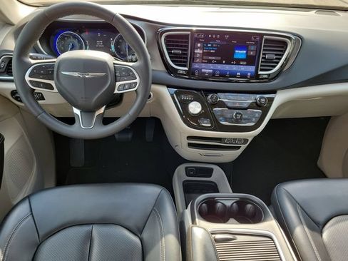 Used 2023 Chrysler Pacifica Touring-L FWD image 19