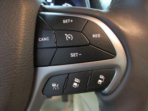 Used 2019 Jeep Grand Cherokee Overland AWD/4WD image 26