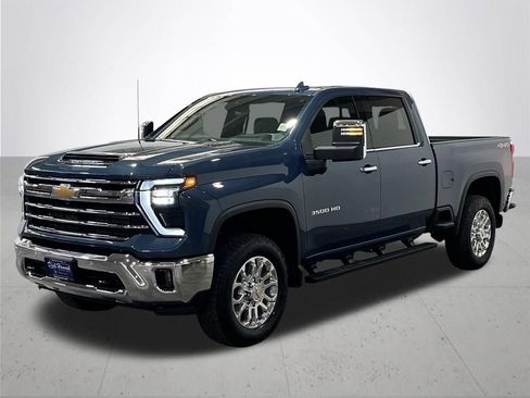 Used 2025 Chevrolet Silverado 3500 LTZ w/ LTZ Convenience Package AWD/4WD image 2
