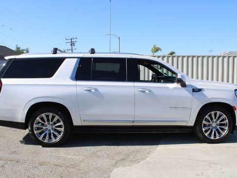 Used 2022 GMC Yukon XL Denali w/ Denali Premium Package AWD/4WD image 3