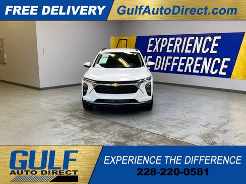 Used 2025 Chevrolet Trax LT FWD image 3