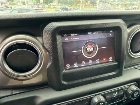 Used 2018 Jeep Wrangler Unlimited Sahara w/ Safety Group AWD/4WD image 10