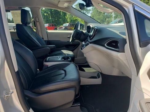 Used 2024 Chrysler Pacifica Touring-L FWD image 18