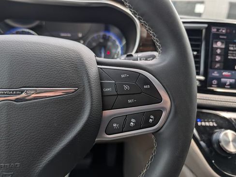 Used 2023 Chrysler Pacifica Limited FWD image 20