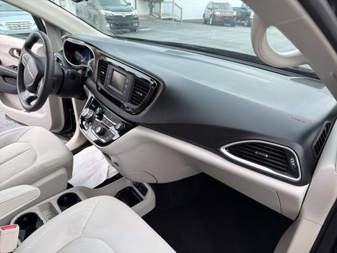 Used 2017 Chrysler Pacifica LX FWD image 23