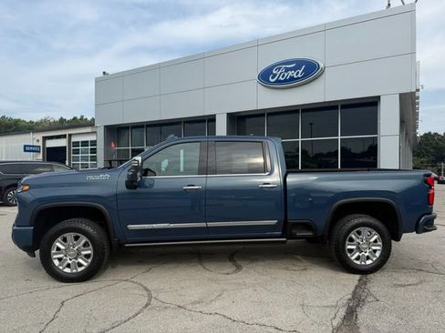 Used 2024 Chevrolet Silverado 2500 High Country w/ High Country Premium Package AWD/4WD image 4