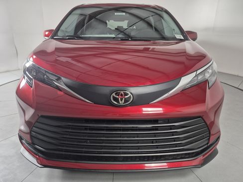 New 2026 Toyota Sienna XLE FWD image 7