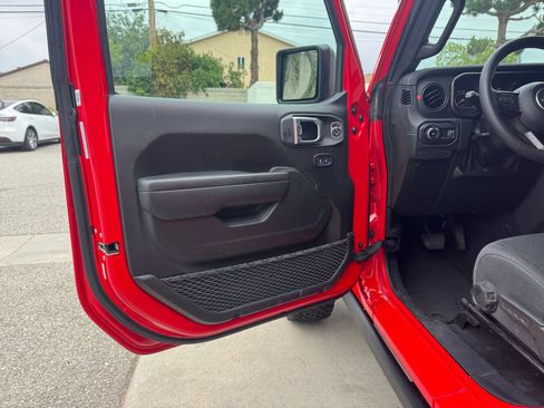Used 2025 Jeep Wrangler Unlimited Rubicon AWD/4WD image 18