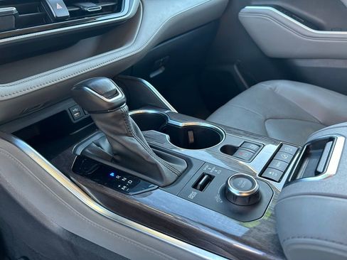 Used 2022 Toyota Highlander Platinum image 25