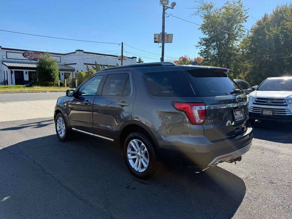 Used 2017 Ford Explorer XLT FWD image 4