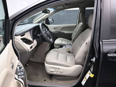 Certified 2017 Toyota Sienna XLE w/ XLE Navigation Package FWD image 9