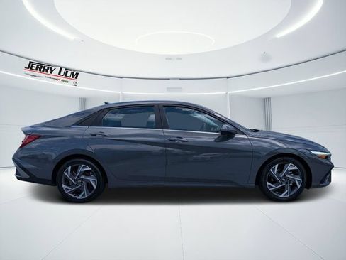 Used 2025 Hyundai Elantra Limited FWD image 2