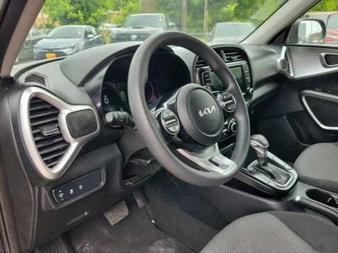 Used 2025 Kia Soul LX w/ LX Technology Package FWD image 4