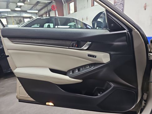 Used 2018 Honda Accord Touring image 27