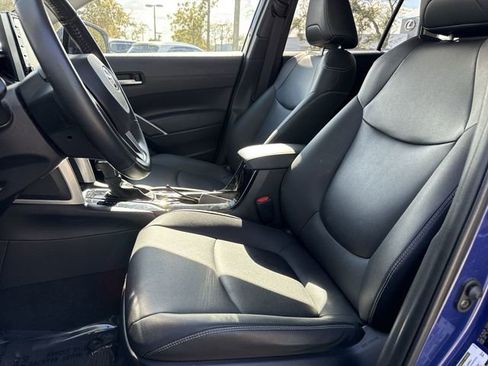 Used 2022 Toyota Corolla Cross XLE image 11