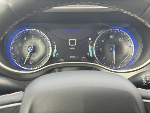 Used 2024 Chrysler Pacifica Touring-L FWD image 34